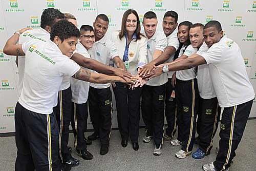 Presidente da Petrobras, Maria das Graças Silva Foster, com atletas apoiados/ Foto: Divulgação